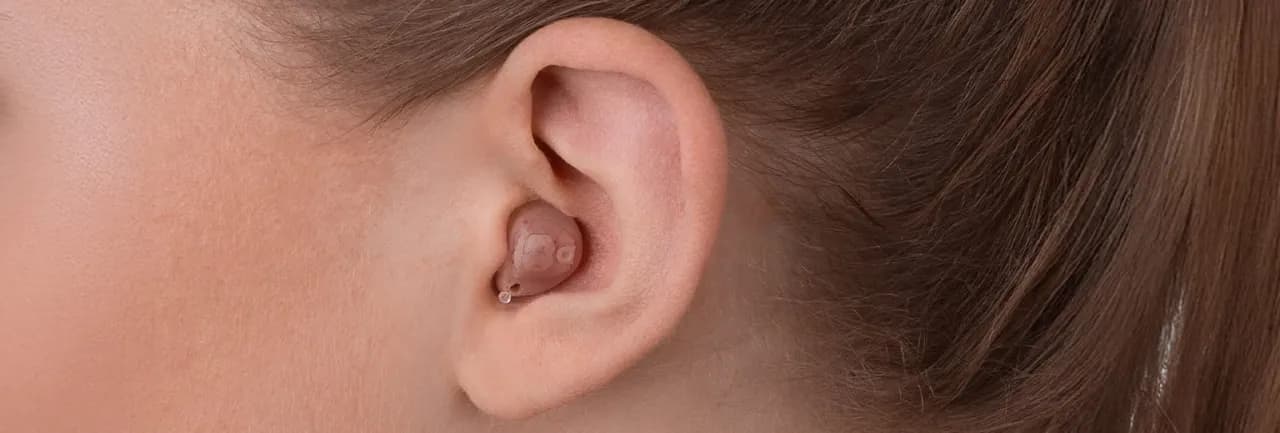 Niesłyszący na jedno ucho: Jak żyć z jednostronnym ubytkiem słuchu