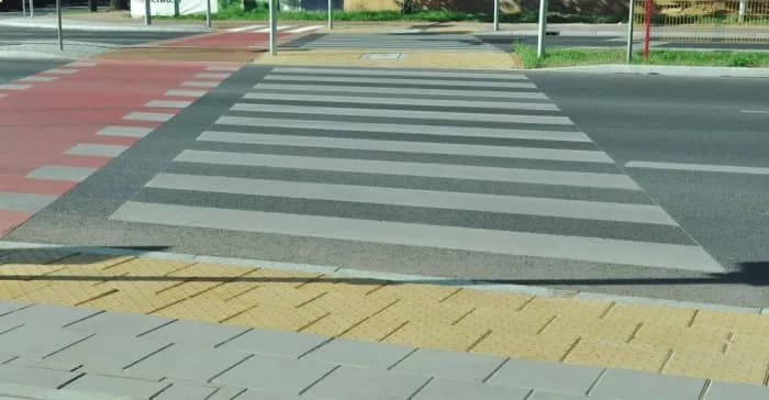 Pasy ostrzegawcze dla niewidomych: Jak poprawić bezpieczeństwo w przestrzeni publicznej