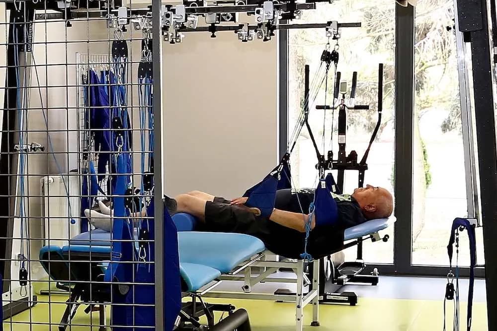 Ile trwa rehabilitacja po operacji biodra? Oczekiwania i realia