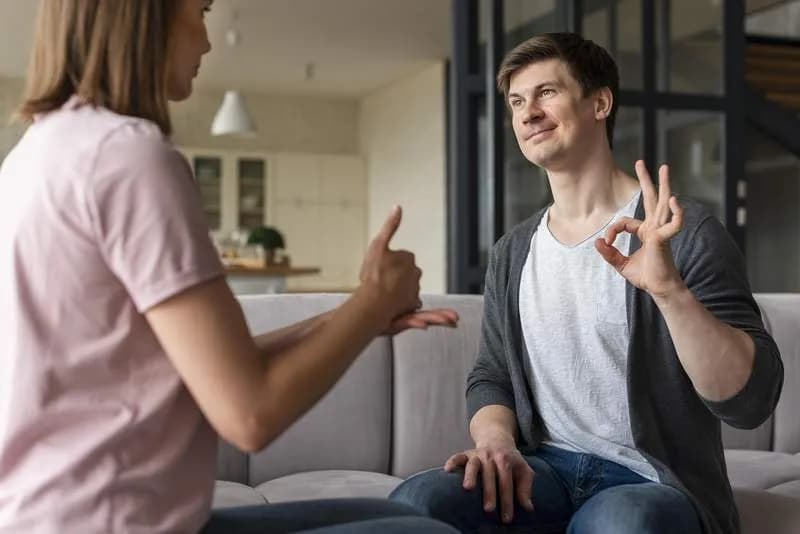 Osoby niesłyszące: Zrozumienie ich świata i wyzwań komunikacyjnych