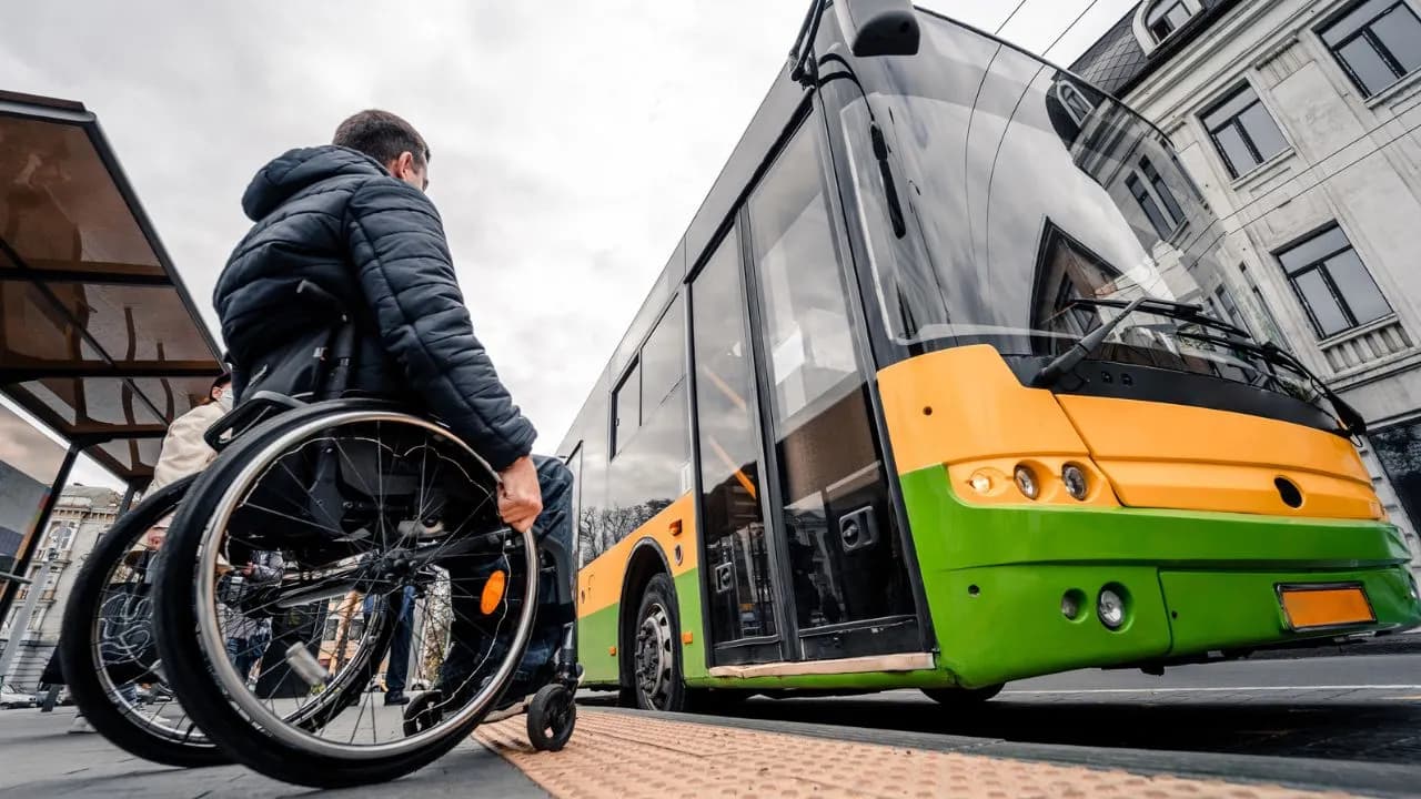 Czy opiekun osoby niepełnosprawnej płaci za bilet autobusowy? Sprawdź zasady