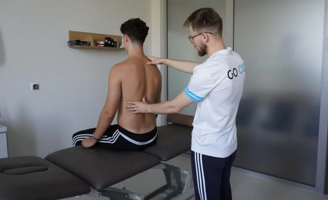 Na czym polega rehabilitacja kręgosłupa i jak może złagodzić ból